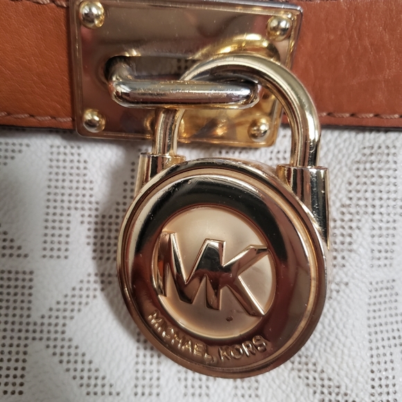 Michael Kors Medium Hamilton Bag - Picture 2 of 16